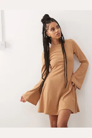 Reclaimed Vestido corto moca de estilo boho con mangas acampanadas de punto texturizado de