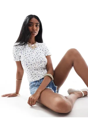 ONLY Top corto blanco con estampado de florecitas azules de canalé de