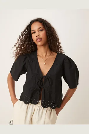 JDY Blusa corta negra con lazadas delanteras de bordado inglés de