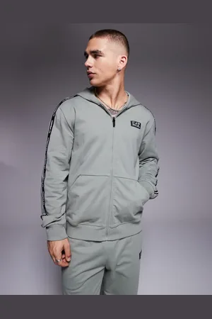 EA7 Sudadera verde salvia con capucha, cremallera y detalle de cinta del logo de Armani (parte de un conjunto)