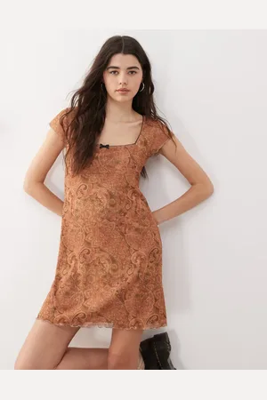 Reclaimed Vestido corto de estilo babydoll con estampado de cachemir y detalle de lazo de malla de