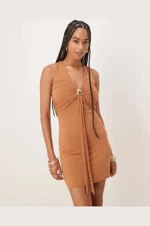 ASOS Vestido corto color sin mangas con cuello de pico y detalle dorado de -Marrón