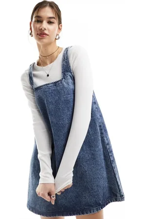 Monki Vestido vaquero corto estilo peto con lavado ácido suave de