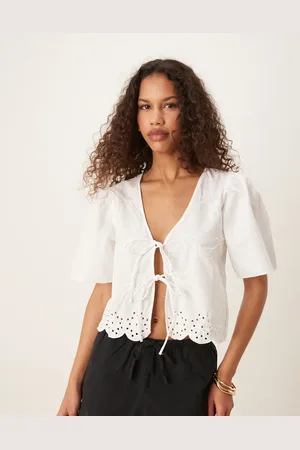 JDY Blusa corta blanca con lazadas delanteras de bordado inglés de