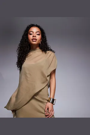 ASOS Vestido corto color topo con diseño drapeado asimétrico, cuello alto y abertura de ASOS DESIGN Petite-Neutro
