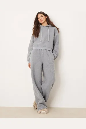 ASOS Conjunto de estar por casa de sudadera corta con capucha y pantalones de pernera ancha de borreguito de