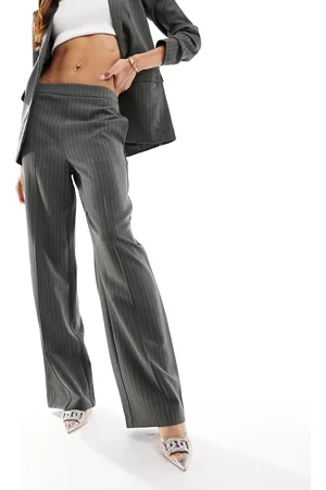 Pieces® Pantalones gris carbón de corte sartorial y pernera ancha con raya diplomática de (parte de un conjunto)