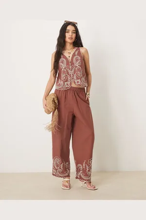 ASOS Pantalones color moca de pernera ancha con diseño bordado y bordes festoneados de mezcla de lino de (parte de un conjunto)-Marrón