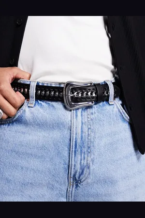 ASOS Cinturón de cuero sintético con pespuntes y detalle de cadena de