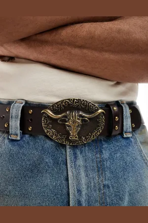 ASOS Cinturón con tachuelas y hebilla de placa con cabeza de toro de estilo wéstern de