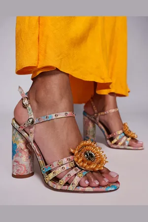 AZALEA WANG Sandalias rosas con tacón de bloque y diseño con abalorios Koan de