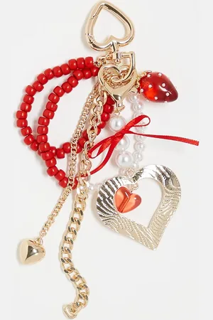 Reclaimed Charm para bolso dorado con cuentas rojas y detalle de fresa de