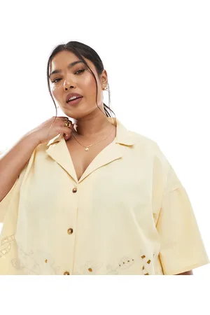 ASOS Camisa amarillo paja de manga corta con cuello de solapas y detalle de bordado inglés de ASOS DESIGN Curve (parte de un conjunto)