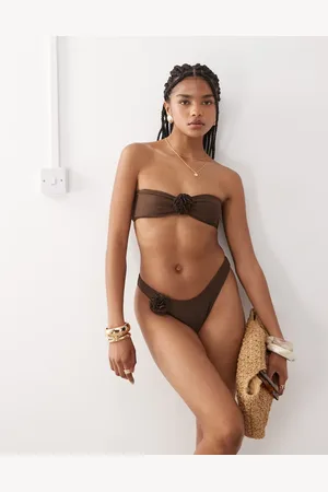 Miss Selfridge Top de bikini marrón con estampado de palabra de honor y detalle de flor de -Negro