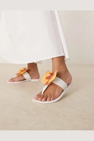 ASOS Sandalias blancas de goma con detalle de orquídea Flutter de