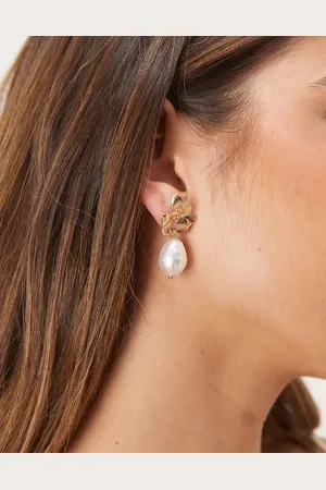 ASOS Pendientes de botón asimétricos con diseño floral y colgante de perla de