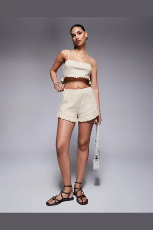 ASOS Pantalones cortos color con vuelo y volante en el bajo de tejido efecto rugoso de (parte de un conjunto)-Neutro