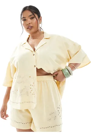 ASOS Pantalones cortos amarillo paja con detalle de bordado inglés de ASOS DESIGN Curve (parte de un conjunto)
