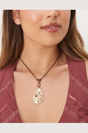 ASOS Collar marrón de cordón con colgante de mejillón de