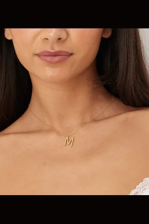 Accessorize Collar con colgante de la letra M con diseño retorcido chapado en oro de la colección Z de
