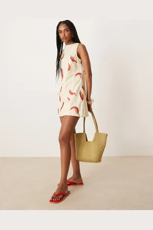 ASOS Vestido corto recto con cuello barco y estampado de guindillas rojas de -Multicolor