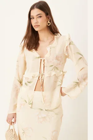 Pretty Lavish Top color crema con estampado floral y volantes de chifón texturizado de (parte de un conjunto)-Multicolor