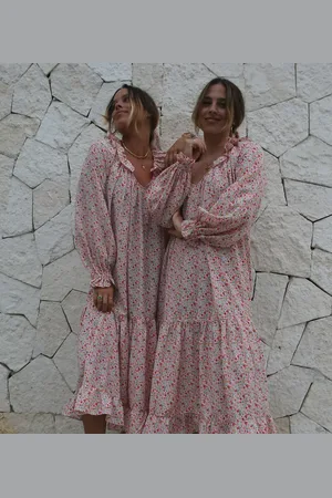 Labelrail Vestido semilargo rosa con estampado de florecitas, mangas globo y volantes de x Collyer Twins