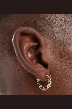 Fred Perry Pendientes pequeños dorados con diseño de corona de laurel de