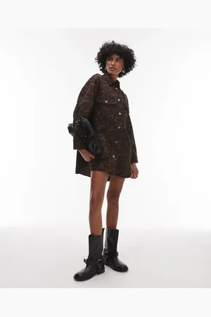 AllSaints Vestido marrón estilo chaqueta con estampado de camuflaje Faye de