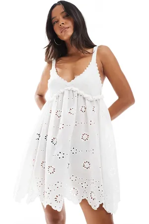 Miss Selfridge Vestido color de tirantes de estilo babydoll de punto con bordado inglés en contraste de -Blanco