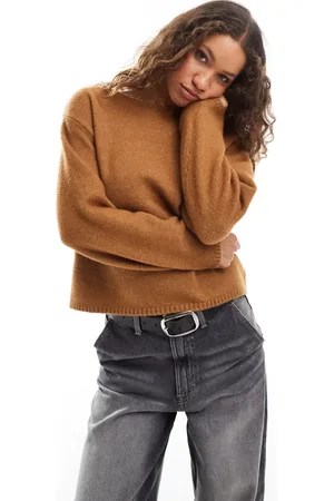 Monki Top con cuello barco amplio de punto de