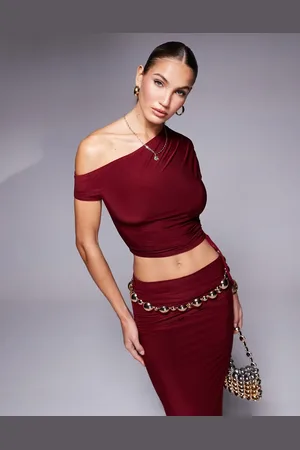 Kaiia Top ceñido con hombro caído y detalle fruncido con cordón ajustable exclusivo de (parte de un conjunto)-Rojo