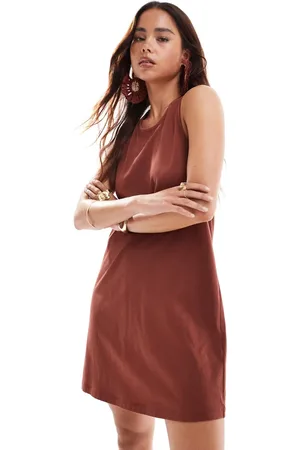 ASOS Vestido corto color óxido de corte recto con detalle retorcido en la espalda de -Marrón