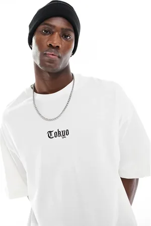 ADPT. Camiseta blanca extragrande con bordado de ciudad en el pecho de -Beis neutro