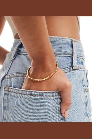 ASOS Pulsera rígida chapada en oro de 14 quilates con detalle de cristales de