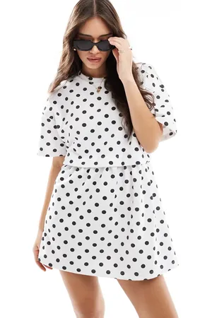 Miss Selfridge Vestido amplio de manga corta con estampado de y diseño superpuesto de -Blanco