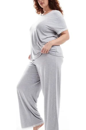 ASOS Pijama de pantalones y camiseta de tejido supersuave con ribete de encaje de ASOS DESIGN Curve