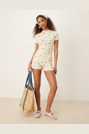 ASOS Pantalones muy cortos amarillo pastel con estampado de de (parte de un conjunto)-Multicolor