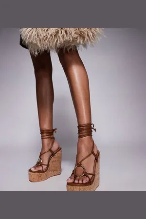 Simmi London Sandalias marrones de cuña alta con diseño de tiras Jadey de SIMMI London Wide Fit