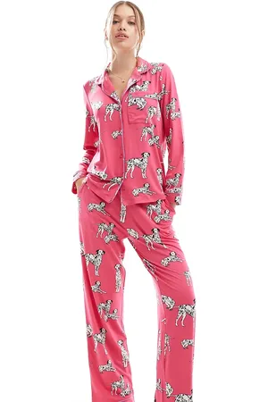 Chelsea Peers Pijama intenso de top abotonado y pantalones con estampado de dálmatas de punto liso exclusivo de