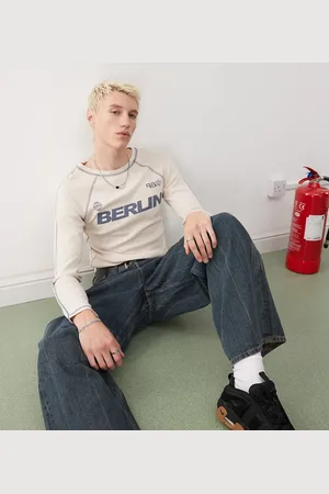 COLLUSION Camiseta color de manga larga con diseño encogido y estampado gráfico "Berlin" de -Blanco
