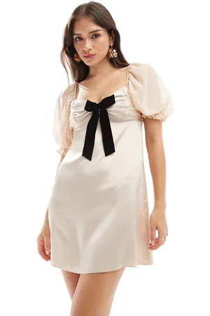 Miss Selfridge Vestido corto color fruncido con detalle de lazo de satén de -Blanco