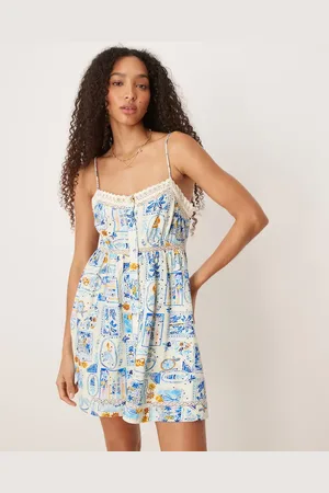 ASOS Vestido corto azul abotonado de tirantes con diseño bordado y de -Multicolor
