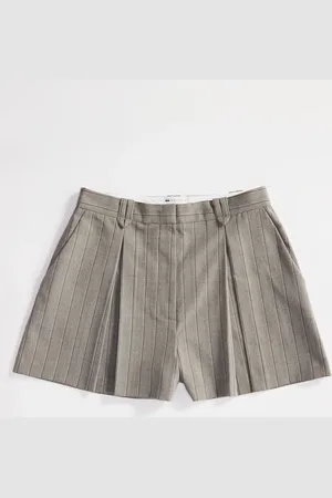 ASOS Pantalones cortos de sastre marrones a rayas con pinzas delanteras de (parte de un conjunto)-Marrón