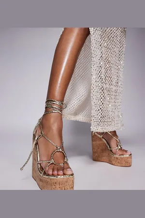 Simmi London Sandalias doradas de cuña alta con diseño de tiras Jadey de SIMMI London Wide Fit