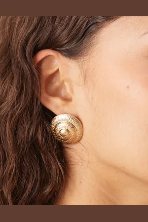 Accessorize Pendientes de botón dorados con diseño de concha en espiral y acabado cepillado de