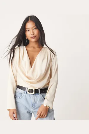 ASOS Body color con cuello desbocado de satén de ASOS DESIGN Petite-Beis neutro