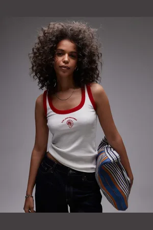 Topshop Camiseta blanca de tirantes con ribetes rojos en contraste y bordado de concha de canalé de