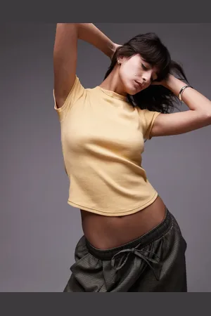 Topshop Camiseta amarillo pastel entallada con bajo redondeado de canalé de