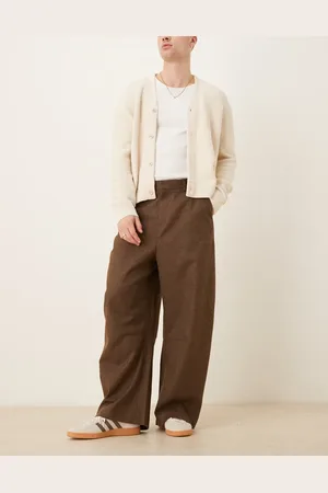 ASOS Pantalones de vestir marrones de corte herradura con pinzas delanteras de tejido cepillado de